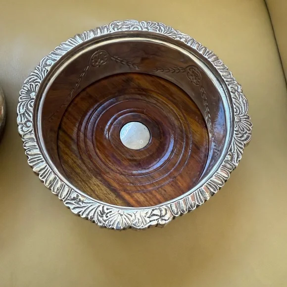 🎄Vintage Elegant Silver plated a pair of wine bottle coasters🤶 - Picture 2 of 4